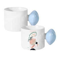 Mug en céramique vierge pour sublimation avec anse en forme de cœur - Design personnalisable (options d'anse rose/bleue) - Tasse DIY adorable