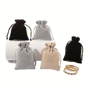 Pochette en velours noir personnalisée avec cordon de serrage, pochette à bijoux en velours, sacs à bijoux en velours avec logo - Product Image 1