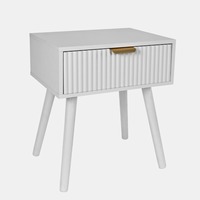 Table de chevet OEM ODM en bois blanc à 1 tiroir avec façade cannelée, poignée dorée et pieds effilés pour chambre à coucher
