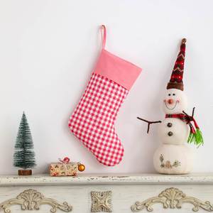 Chaussettes de Noël personnalisées à motif écossais classique, sacs à suspendre au poêle, chaussettes de Noël à carreaux Buffalo Check - Product Image 1