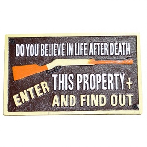 ¿Crees en la vida después de la muerte? Ingrese a esta propiedad y descubra el letrero general Señal general de rifle de montaje en pared para el hogar de mediados de siglo - Product Image 1