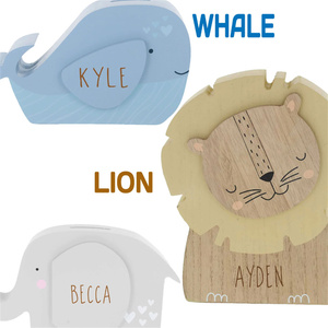 Hucha <span class=keywords><strong>de</strong></span> Madera Hecha a Mano para Niños - <span class=keywords><strong>Caja</strong></span> <span class=keywords><strong>de</strong></span> <span class=keywords><strong>Ahorros</strong></span> Portátil Ecológica con Nombre Grabado Personalizado, Regalo <span class=keywords><strong>de</strong></span> <span class=keywords><strong>Navidad</strong></span> para Niños y Niñas - Product Image 4