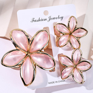 Lot de 3 pinces à <span class=keywords><strong>cheveux</strong></span> en forme de fleur de frangipanier avec bordure dorée, épingles à <span class=keywords><strong>cheveux</strong></span> esthétiques en résine gelée, bijoux de plage d'été style sirène pour femmes - Product Image 1