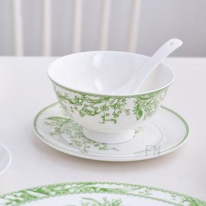 Vente en gros de 32 pièces de vaisselle et de chargeurs en porcelaine à motif de muguet minimaliste nordique - Product Image 5
