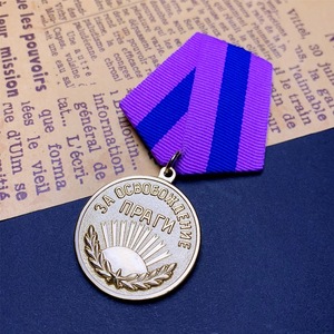 Medallas de Metal Personalizadas al por Mayor, Bañadas en Oro (Conmemorativas Soviéticas de Praga), Personalizables con Esmalte Duro e Impresión UV Artística - Product Image 4