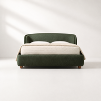 Lit double surdimensionné minimaliste européen moderne avec tête de lit incurvée, tissu doux et pieds en bois de noyer durable
