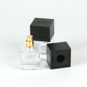 Botella de perfume de madera vacía cuadrada negra grabada personalizada, tapón de rosca <span class=keywords><strong>para</strong></span> fragancia, tarro de perfume de aromaterapia, botella de aceite esencial - Product Image 1