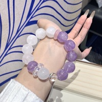 Bracelet en perles de cristal d'améthyste fantôme blanc naturel, fait main, avec impression en relief, design minimaliste unique pour femme, attire l'attention
