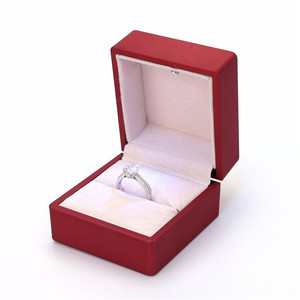 Scatola di gioielli rossa di qualità di fabbrica personalizzata che imballa scatola di anelli regalo con luce a LED per scatola di schmuck con ciondolo ad anello - Product Image 4
