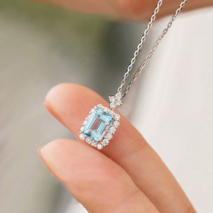 Collana con Ciondolo a Forma di Bottiglia di Profumo Blu Acqua per Donne, Stile Francese, Catena con Cristallo Quadrato per Clavicola - Product Image 1