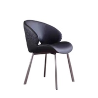 Chaise de salle à manger moderne minimaliste en cuir rembourré avec dossier nordique et structure métallique, design luxe léger pour la maison
