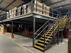 Système de rayonnage en acier à 5 niveaux, capacité de charge de 500 kg/m², étagères sans boulons, revêtement en poudre, accès par escalier pour le stockage en entrepôt - Product Image 2