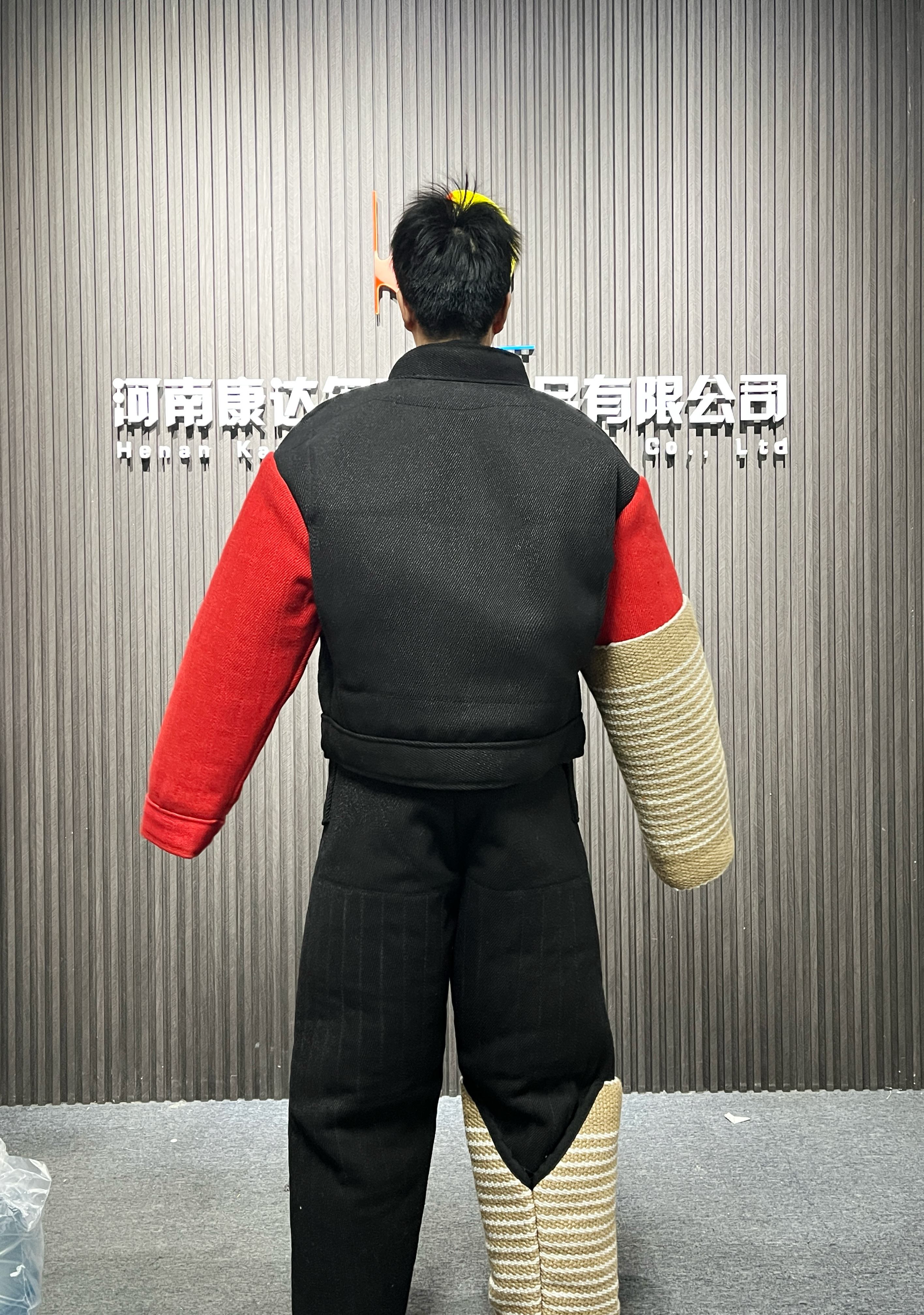 Tela de lino de bloque de color negro y rojo