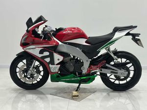 La Apulia GPR250 est une moto sportive orientée piste avec un moteur monocylindre refroidi par eau, conçue spécifiquement pour la course. - Product Image 6