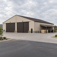Bâtiment en acier préfabriqué à grande portée avec structure portique et extension à pignon incliné pour atelier