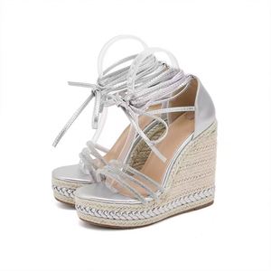 รองเท้าส้นเตารีดแบบเปิดนิ้วเท้าสำหรับผู้หญิง ดีไซน์หรูหรา ประดับเชือกผูก  แบบสาน พื้นหนา สวมใส่ง่าย เหมาะสำหรับฤดูร้อนและฤดูใบไม้ร่วง - Product Image 1