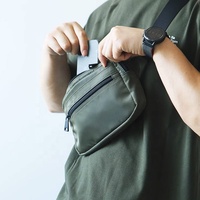 Pochette de téléphone portable unisexe en nylon imperméable personnalisée, sac banane carré, accessoires essentiels, sac banane avec logo sur la sangle, fermeture à glissière
