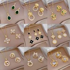 Populaire Parure de Bijoux pour Femme en Acier Inoxydable Doré 18 Carats avec Zircon, Pendentifs Trèfle, Papillon et Cœur, Collier et Boucles d'Oreilles, Idéale comme Cadeau - Product Image 1