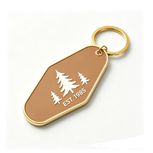 Llavero Personalizado de Aleación de Zinc Chapado en Oro con Esmalte Duro, Diseño de Dibujos Animados Vintage de Hotel Pineview Lodge, Ligero - Product Image 4