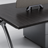 Table de conférence moderne en bois grainé noir avec écrans d'intimité, rangement central, accès aux prises électriques et pieds métalliques courbes pour bureaux