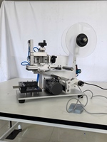 Machine d'étiquetage semi-automatique LK-PM600 de haute qualité avec servo + PLC pour bouteilles plates, boîtes carrées et surfaces de cartons cosmétiques