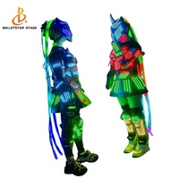 Les LED RVB illuminent la combinaison robotique, idéales pour les spectacles DJ, les fêtes d'Halloween, les bars et les soirées du Nouvel An sur scène.