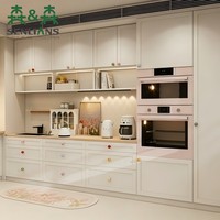 Buffet contemporain avec station café/thé, évier intégré, tour de rangement pour four, neuf tiroirs et étagère ouverte, blanc crème