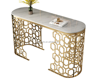 Table console moderne en acier inoxydable doré avec plateau en marbre et structure alvéolée pour salon