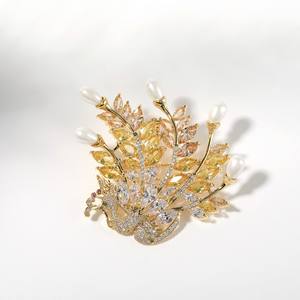 Broche en cuivre et zircon de haute qualité, perle d'eau douce, motif paon, accessoire vestimentaire élégant - Product Image 5