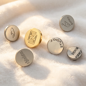 Botones de Aleación de Zinc Personalizados para Jeans, Precio de Fábrica, MOQ Bajo, Botones Metálicos con Logotipo de Marca en Relieve para Chaquetas, Pantalones y Prendas de Mezclilla - Product Image 1