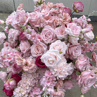 Centro de Mesa de Flores Artificiales de Seda de Alta Calidad IFG Wedding, Color Blanco Puro Mezclado con Rosa Nude y un Toque de Verde