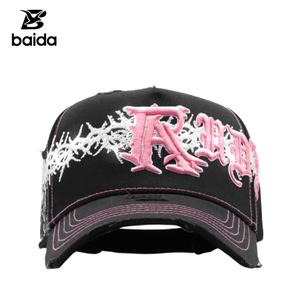 Casquettes de baseball en daim Sombrero G5 Rude Hats pour Halloween avec broderie rose 'RUDE', design fil barbelé en strass, sportives et unisexes - Product Image 1