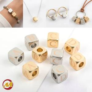 Breloques en forme de cube A-Z, perles en métal personnalisées avec lettres, adaptées aux bracelets, sacs à main et accessoires de colliers. - Product Image 4