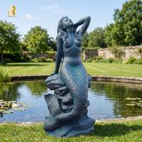Statue de sirène en bronze grandeur nature RELONG sur socle en roche pour la décoration extérieure de jardin, de piscine ou de patio