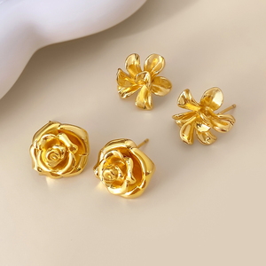 Boucles d'oreilles clous vintage en laiton avec zircon pour femme, idéales pour fiançailles, fêtes, mariages, plaqué or 18 carats et rhodium - Product Image 1