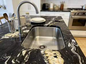 Piano Cucina in Quarzite Nera Taurus, Lussuoso Top per Isola in Granito Nero Seta, <span class=keywords><strong>Lastra</strong></span> di Quarzite Magma Brasiliana - Product Image 5