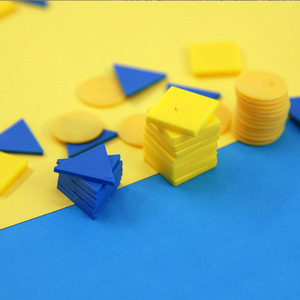 Hojas de conteo, un profesor de matemáticas de primaria demuestra formas geométricas utilizando auxiliares de conteo como triángulos y cuadrados. - Product Image 2