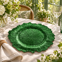 Assiette de présentation élégante en plastique violet de 13 pouces, texture poudrée rayonnante, bordure florale irrégulière pour banquets de mariage