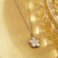 Collier à la mode de fleur de coquille de pierre collier en acier inoxydable plaqué or 18k de coquille blanche naturelle pour des femmes
