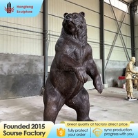 Statue d'ours grizzly grandeur nature, assise ou debout, en bronze patiné antique, design personnalisé OEM, fabrication artisanale, pour jardin extérieur.