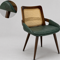 Chaise de salle à manger moderne HR-6013C avec revêtement en cuir PU, structure en contreplaqué courbé, accoudoirs et dossier incurvés, et pieds pour salons