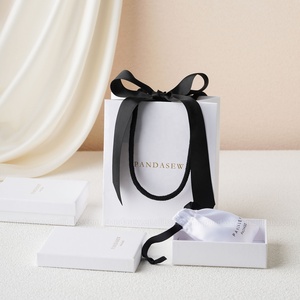 Sacs en papier cadeau blancs personnalisés avec logo PandaSew, avec ruban et poignée en kraft, sac en papier pour le shopping - Product Image 3