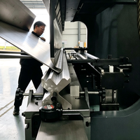 Presse plieuse hydraulique CNC 400T avec compensation de couronnement intégrée pour un angle de pliage constant sur les plaques longues et épaisses