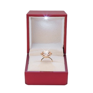 Scatola di gioielli rossa di qualità di fabbrica personalizzata che imballa scatola di anelli regalo con luce a LED per scatola di schmuck con ciondolo ad anello - Product Image 2