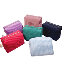 Pochette de rangement pour maquillage en velours exquis pour femmes, motif lettres, grande capacité, fermeture éclair, sac cosmétique portable, organiseur de beauté en peluche