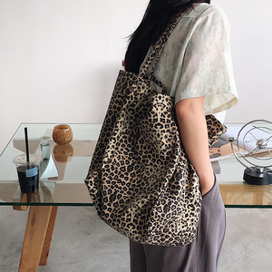 Mode en gros Logo personnalisé grande capacité toile imprimé léopard fourre-tout épaule <span class=keywords><strong>sac</strong></span> à provisions <span class=keywords><strong>fermeture</strong></span> à glissière pour les femmes usage quotidien - Product Image 5