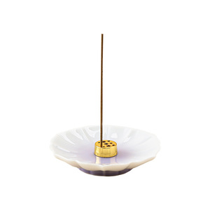 Brûleur d'encens en céramique, design floral blanc avec insert doré, pour aromathérapie à domicile, style moderne et minimaliste - Product Image 5