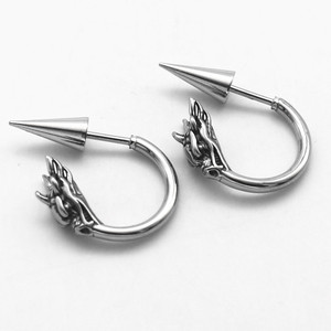 yunnique Pendientes de aro con cabeza de dragón de acero de titanio para fiesta unisex - Product Image 1