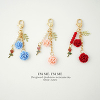 Porte-clés en résine en forme de rose avec pendentif pompon pour femmes et filles - Accessoire de mode durable et écologique