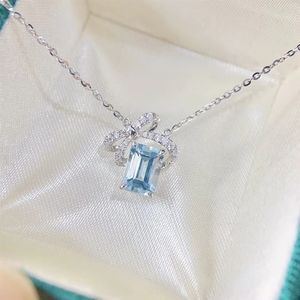 สร้อยคอทองคำแท้ 18k ยี่ห้อซินฟลาย พร้อมจี้รูปโบว์ประดับเพชรอะความารีน - Product Image 1